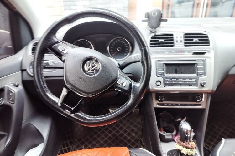 Used Volkswagen Polo 2014 1.6L Cross Polo Automatic Center Console