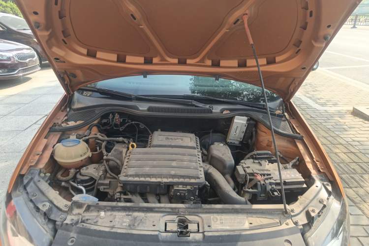 Used Volkswagen Polo 2014 1.6L Cross Polo Automatic Engine Bay