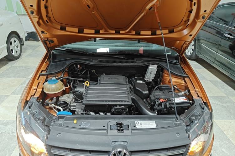 Used Volkswagen Polo 2014 1.6L Cross Polo Automatic Engine Bay