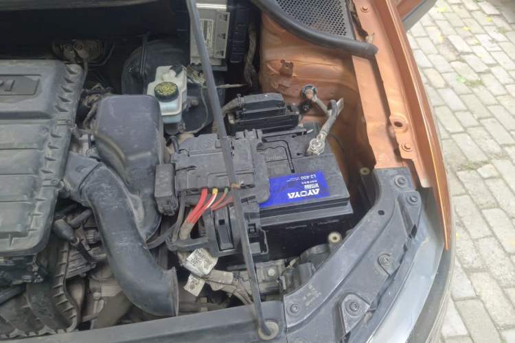 Used Volkswagen Polo 2014 1.6L Cross Polo Automatic Engine Bay Left