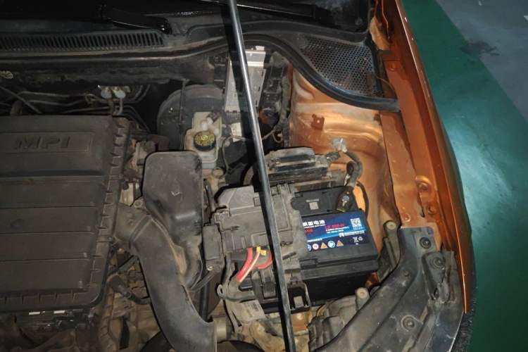 Used Volkswagen Polo 2014 1.6L Cross Polo Automatic Engine Bay Left