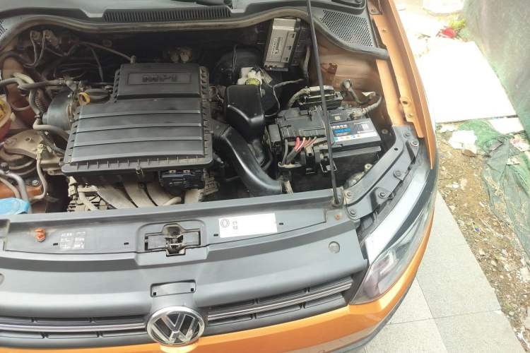 Used Volkswagen Polo 2014 1.6L Cross Polo Automatic Engine Bay Left