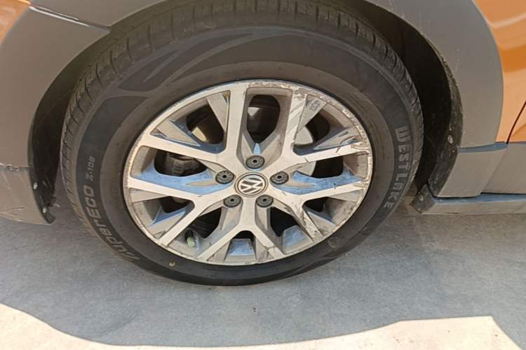 Used Volkswagen Polo 2014 1.6L Cross Polo Automatic Left Front Wheel Hub