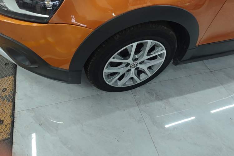 Used Volkswagen Polo 2014 1.6L Cross Polo Automatic Left Front Wheel Hub