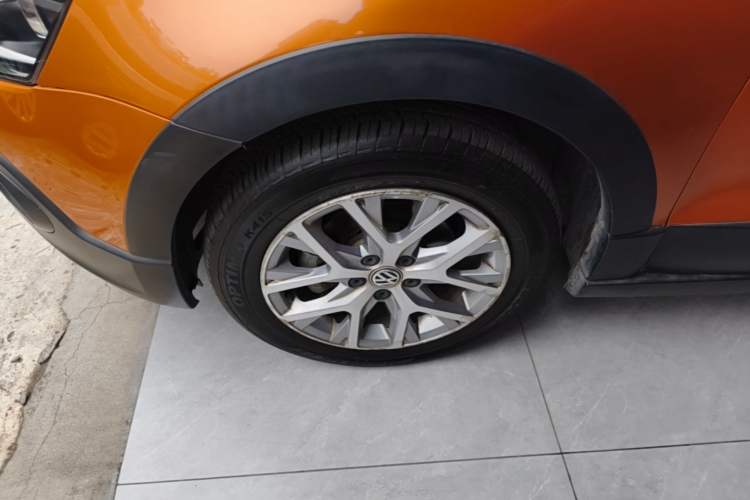 Used Volkswagen Polo 2014 1.6L Cross Polo Automatic Left Front Wheel Hub
