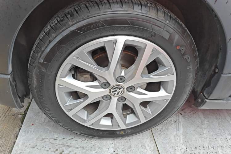 Used Volkswagen Polo 2014 1.6L Cross Polo Automatic Left Front Wheel Hub