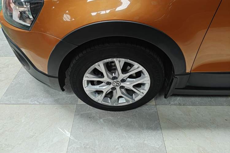 Used Volkswagen Polo 2014 1.6L Cross Polo Automatic Left Front Wheel Hub