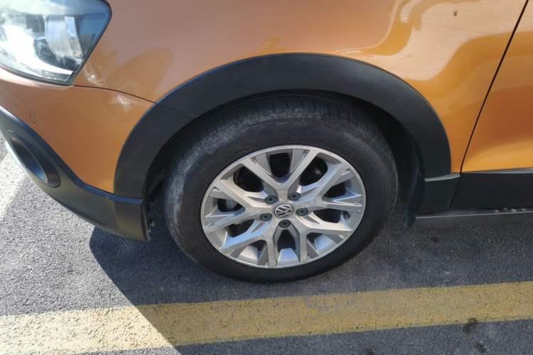 Used Volkswagen Polo 2014 1.6L Cross Polo Automatic Left Front Wheel Hub