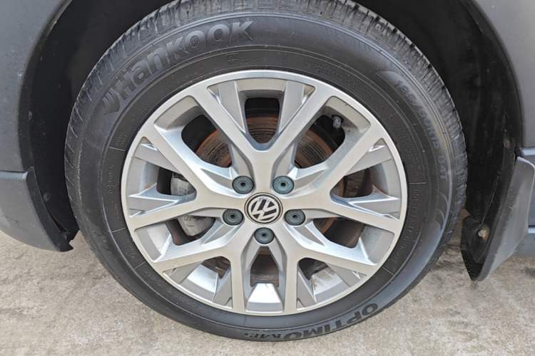 Used Volkswagen Polo 2014 1.6L Cross Polo Automatic Left Front Wheel Hub