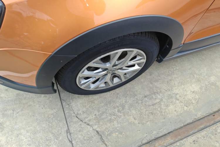 Used Volkswagen Polo 2014 1.6L Cross Polo Automatic Left Front Wheel Hub
