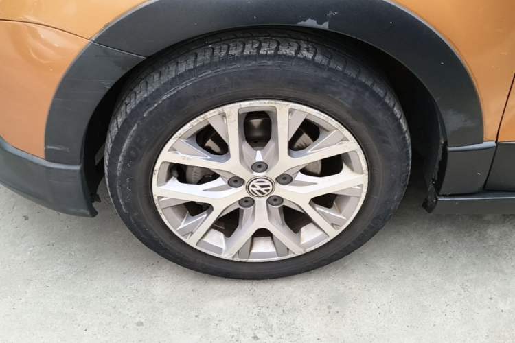 Used Volkswagen Polo 2014 1.6L Cross Polo Automatic Left Front Wheel Hub