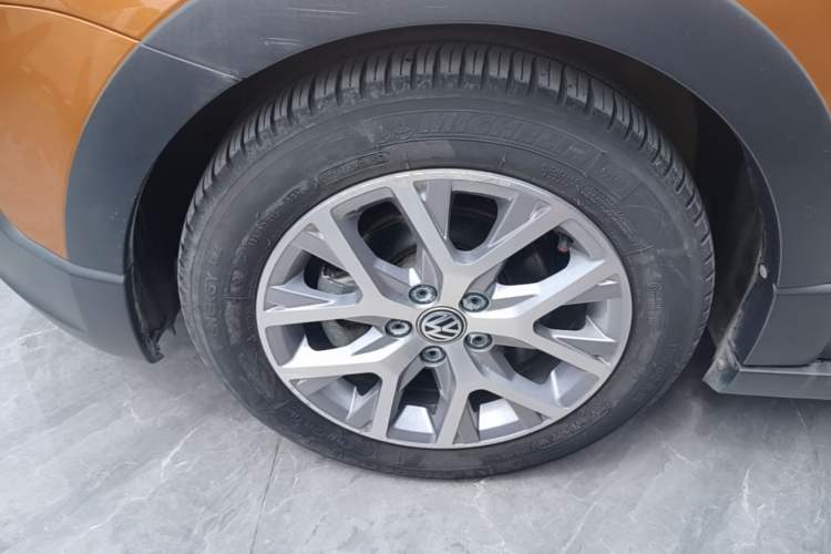 Used Volkswagen Polo 2014 1.6L Cross Polo Automatic Left Front Wheel Hub