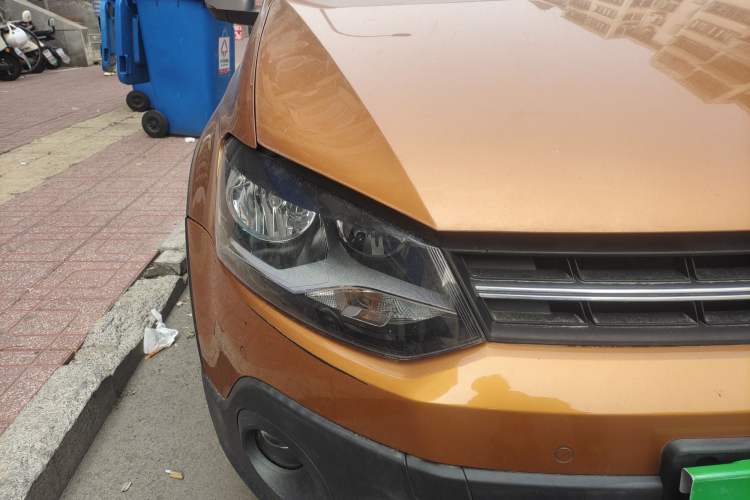 Used Volkswagen Polo 2014 1.6L Cross Polo Automatic Right Front Headlight