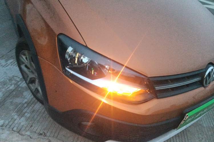 Used Volkswagen Polo 2014 1.6L Cross Polo Automatic Right Front Headlight