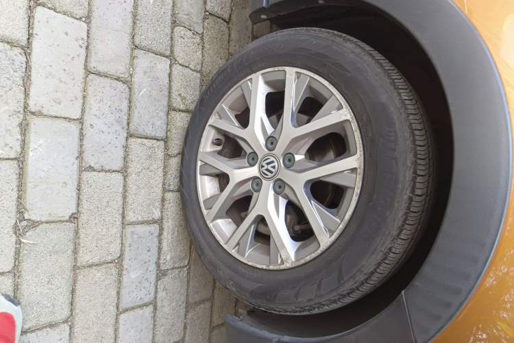 Used Volkswagen Polo 2014 1.6L Cross Polo Automatic Right Front Wheel Hub