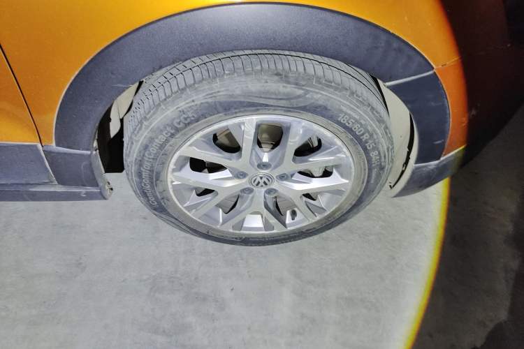 Used Volkswagen Polo 2014 1.6L Cross Polo Automatic Right Front Wheel Hub