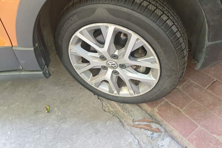 Used Volkswagen Polo 2014 1.6L Cross Polo Automatic Right Front Wheel Hub