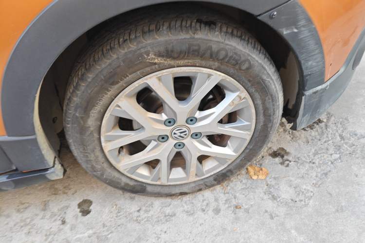 Used Volkswagen Polo 2014 1.6L Cross Polo Automatic Right Front Wheel Hub