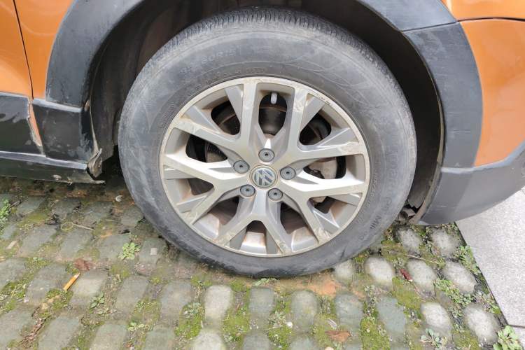Used Volkswagen Polo 2014 1.6L Cross Polo Automatic Right Front Wheel Hub