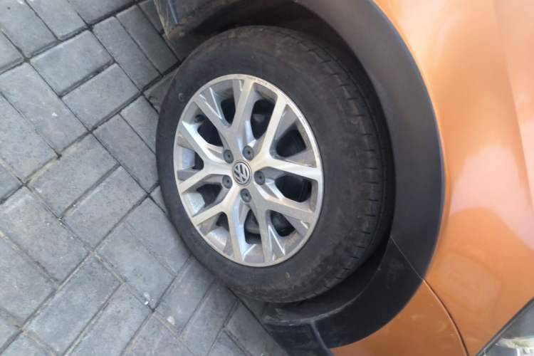 Used Volkswagen Polo 2014 1.6L Cross Polo Automatic Right Front Wheel Hub