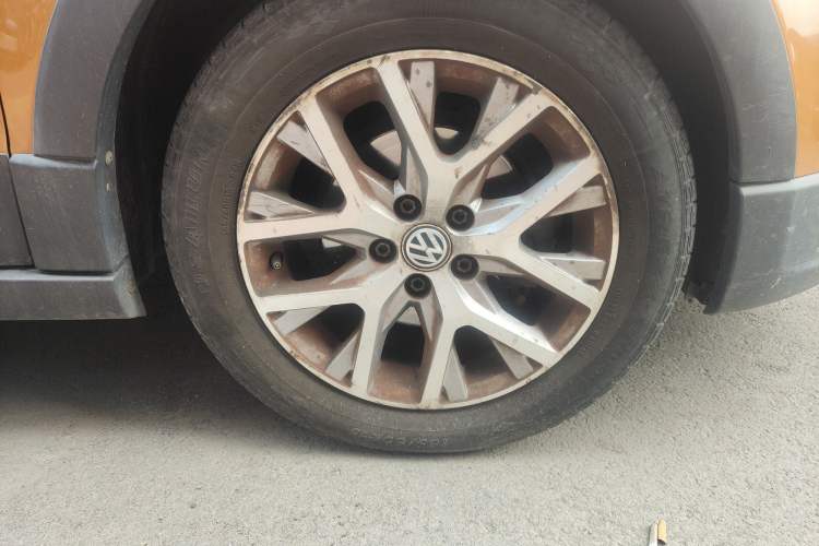 Used Volkswagen Polo 2014 1.6L Cross Polo Automatic Right Front Wheel Hub