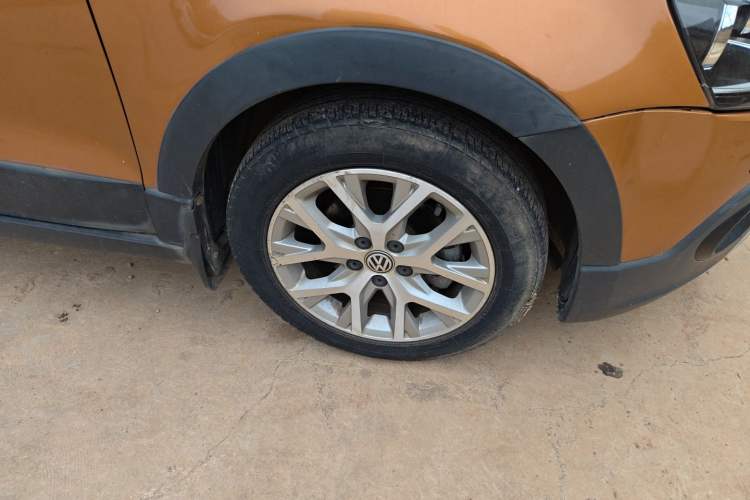 Used Volkswagen Polo 2014 1.6L Cross Polo Automatic Right Front Wheel Hub