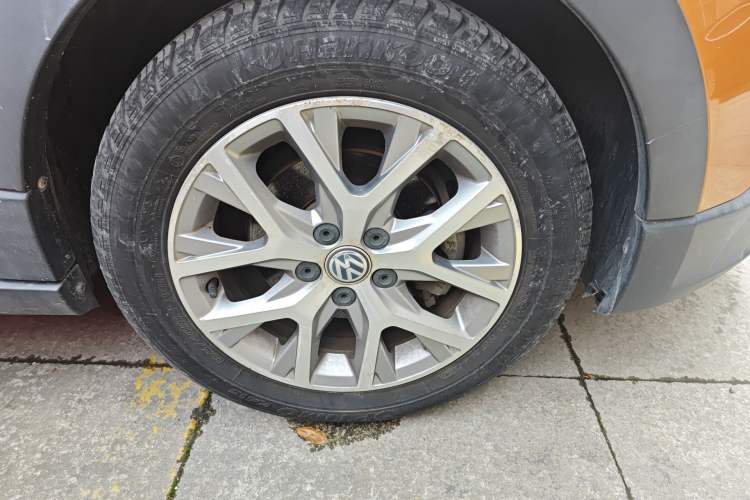 Used Volkswagen Polo 2014 1.6L Cross Polo Automatic Right Front Wheel Hub
