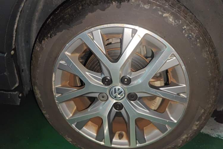 Used Volkswagen Polo 2014 1.6L Cross Polo Automatic Right Front Wheel Hub