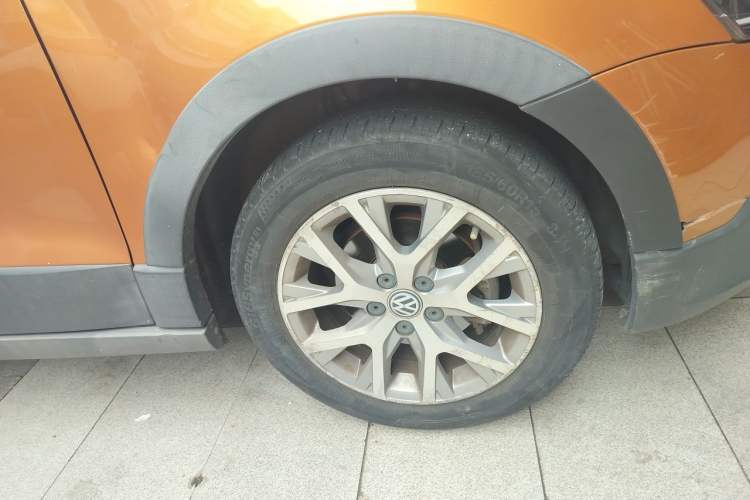 Used Volkswagen Polo 2014 1.6L Cross Polo Automatic Right Front Wheel Hub