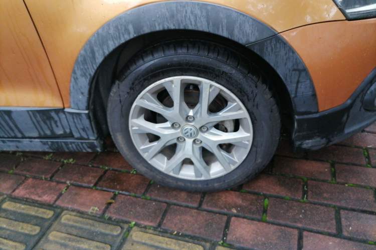 Used Volkswagen Polo 2014 1.6L Cross Polo Automatic Right Front Wheel Hub