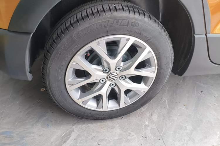 Used Volkswagen Polo 2014 1.6L Cross Polo Automatic Right Rear Wheel Hub