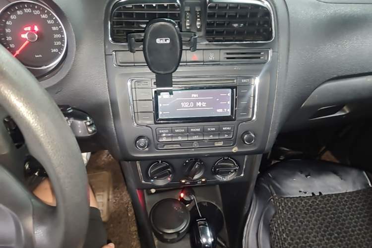 Used Volkswagen Polo 2014 1.6L Automatic Comfort Edition Audio And AC Panel