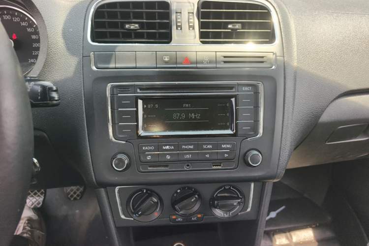 Used Volkswagen Polo 2014 1.6L Manual Comfort Edition Audio And AC Panel