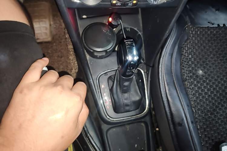 Used Volkswagen Polo 2014 1.6L Automatic Comfort Edition Gear Lever