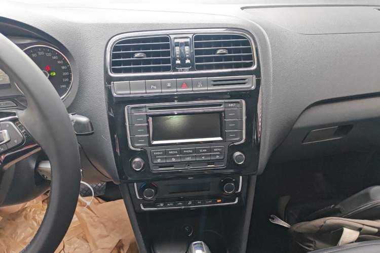 Used Volkswagen Polo 2014 1.6L Automatic Luxury Edition Audio And AC Panel