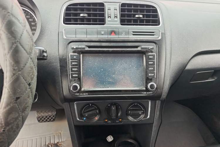Used Volkswagen Polo 2014 1.6L Automatic Comfort Edition Audio And AC Panel