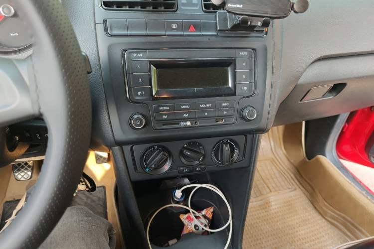 Used Volkswagen Polo 2014 1.4L Manual Fashion Edition Audio And AC Panel
