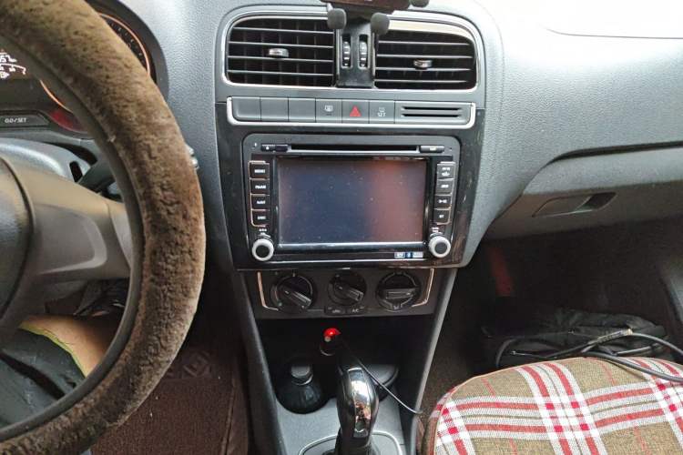 Used Volkswagen Polo 2014 1.4L Automatic Comfort Edition Audio And AC Panel