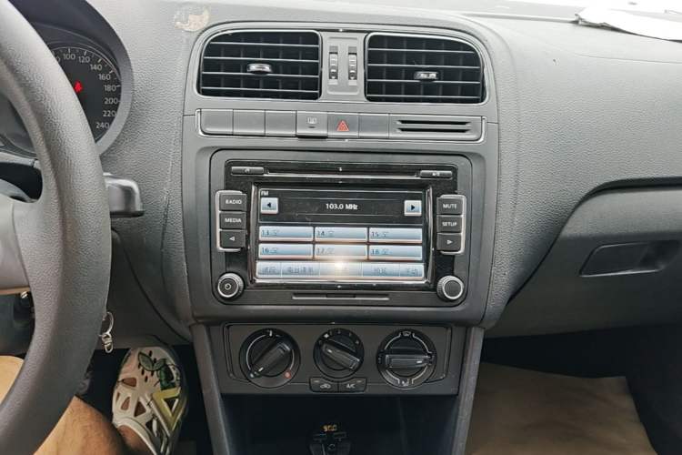 Used Volkswagen Polo 2014 1.4L Manual Fashion Edition Audio And AC Panel