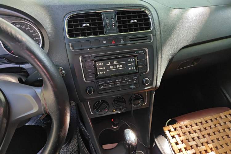 Used Volkswagen Polo 2014 1.4L Automatic Comfort Edition Audio And AC Panel