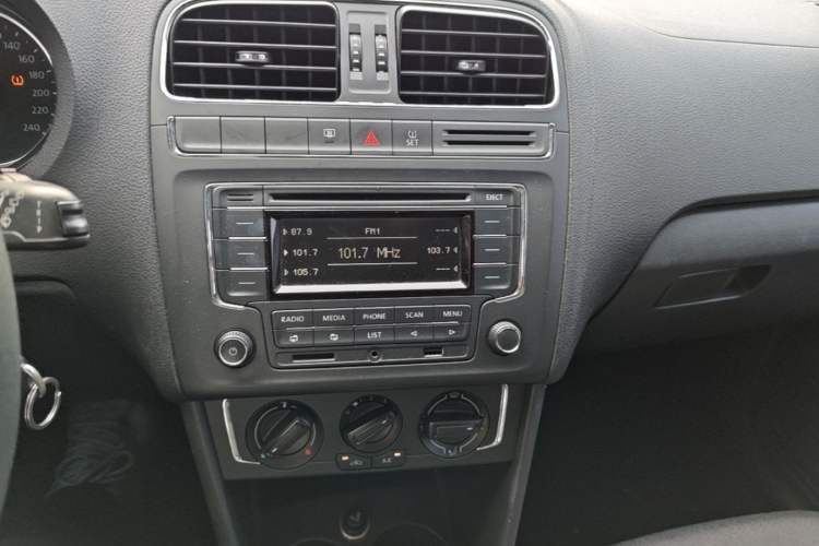 Used Volkswagen Polo 2014 1.4L Automatic Comfort Edition Audio And AC Panel