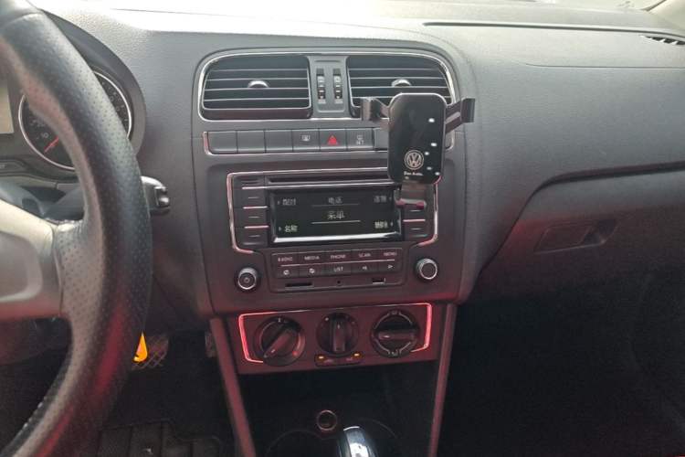 Used Volkswagen Polo 2014 1.6L Automatic Comfort Edition Audio And AC Panel