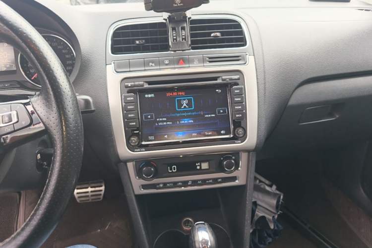 Used Volkswagen Polo 2014 1.6L Cross Polo Automatic Audio And AC Panel