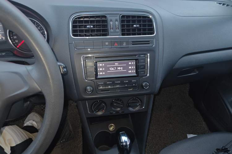 Used Volkswagen Polo 2014 1.6L Automatic Comfort Edition Audio And AC Panel
