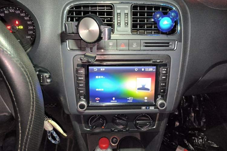 Used Volkswagen Polo 2014 1.6L Automatic Comfort Edition Audio And AC Panel