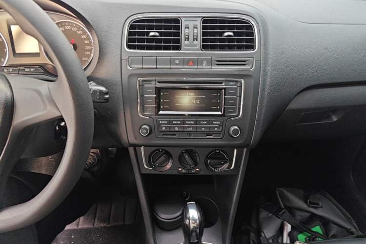 Used Volkswagen Polo 2014 1.6L Automatic Comfort Edition Audio And AC Panel