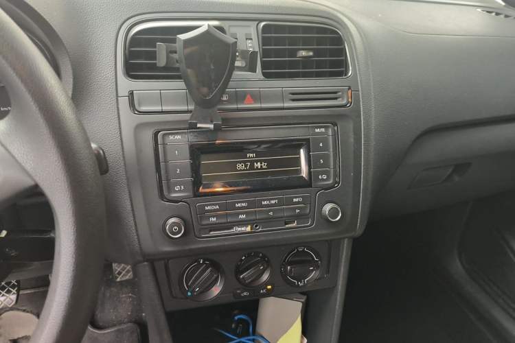 Used Volkswagen Polo 2014 1.4L Manual Fashion Edition Audio And AC Panel