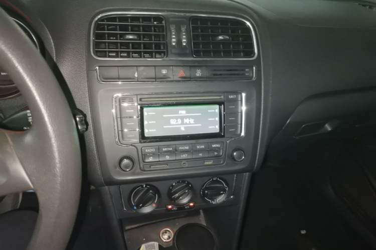 Used Volkswagen Polo 2014 1.6L Manual Comfort Edition Audio And AC Panel