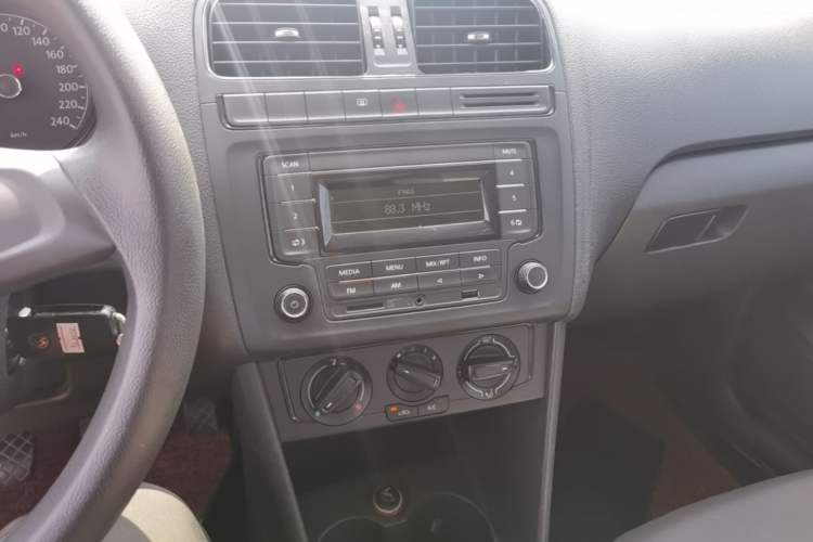 Used Volkswagen Polo 2014 1.4L Manual Fashion Edition Audio And AC Panel