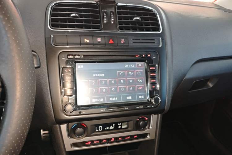 Used Volkswagen Polo 2014 1.6L Cross Polo Automatic Audio And AC Panel